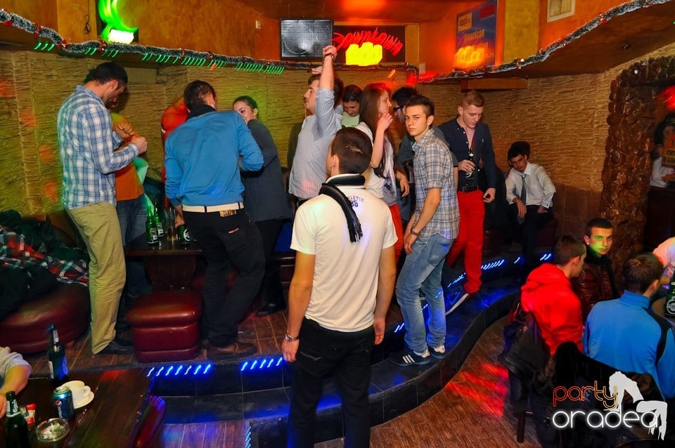 Party Hard în Downtown,