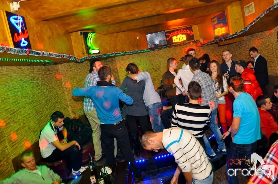 Party Hard în Downtown,
