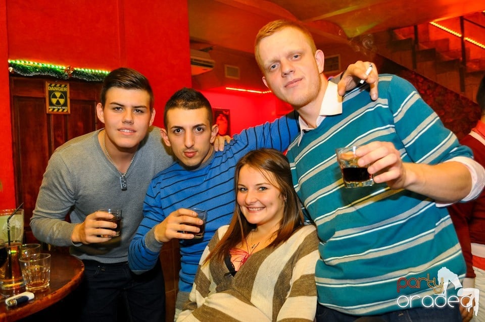 Party Hard în Downtown,