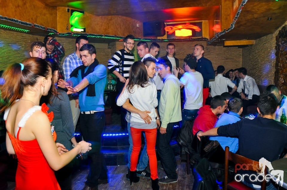 Party Hard în Downtown,