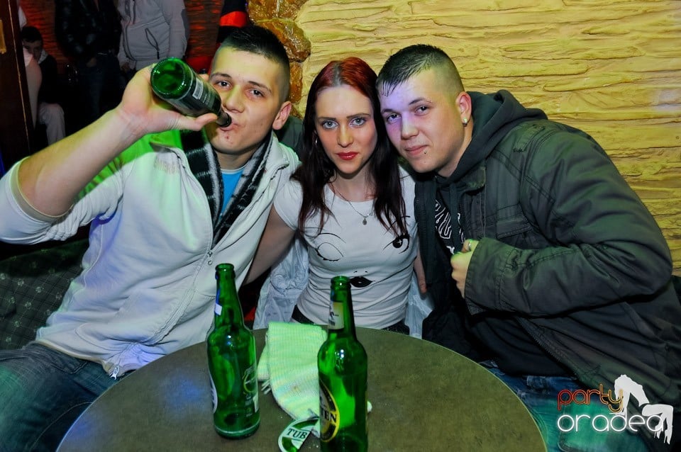 Party Hard în Downtown,