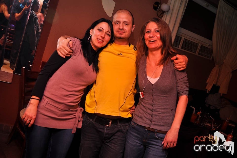 Party în Chanson Café,