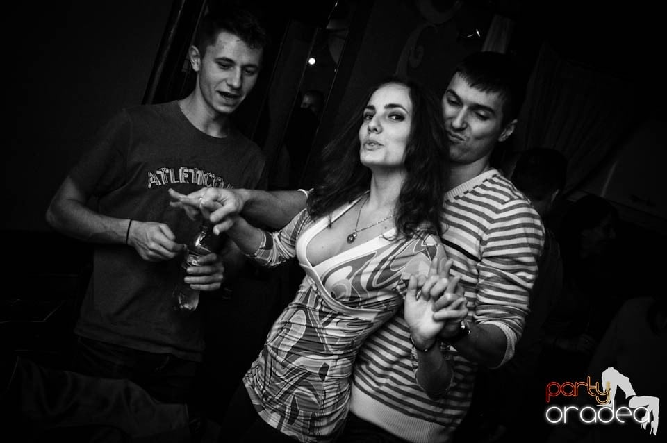 Party în Chanson Café,