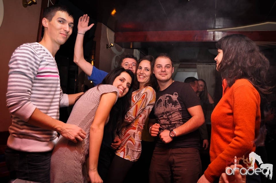 Party în Chanson Café,