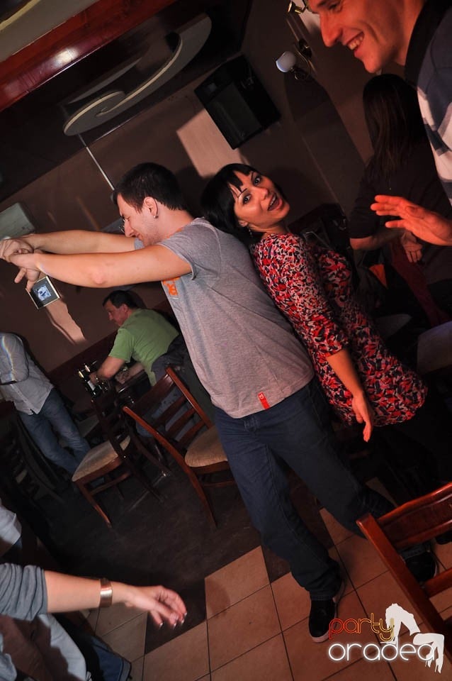 Party în Chanson Café,