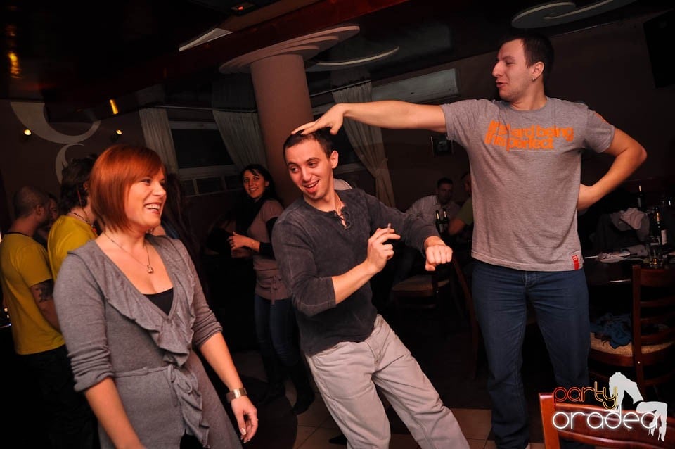 Party în Chanson Café,