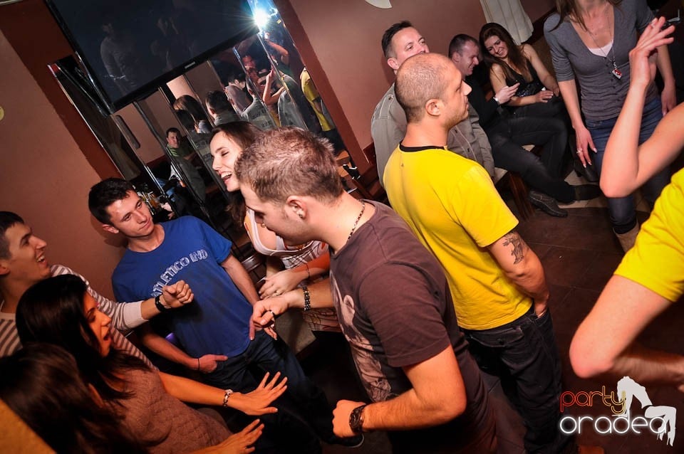 Party în Chanson Café,