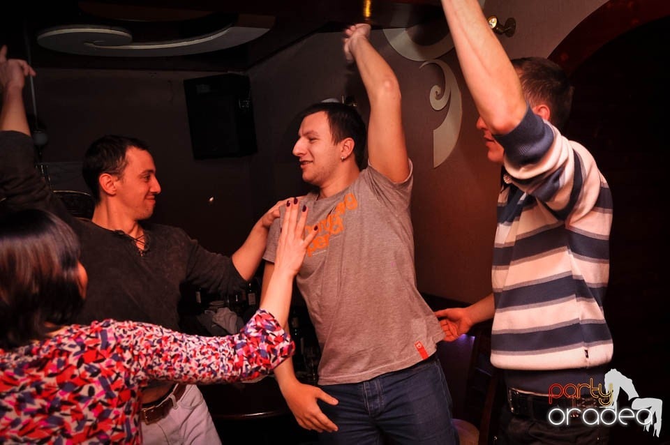 Party în Chanson Café,