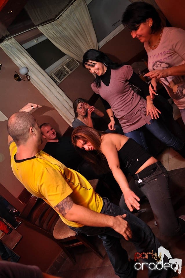 Party în Chanson Café,