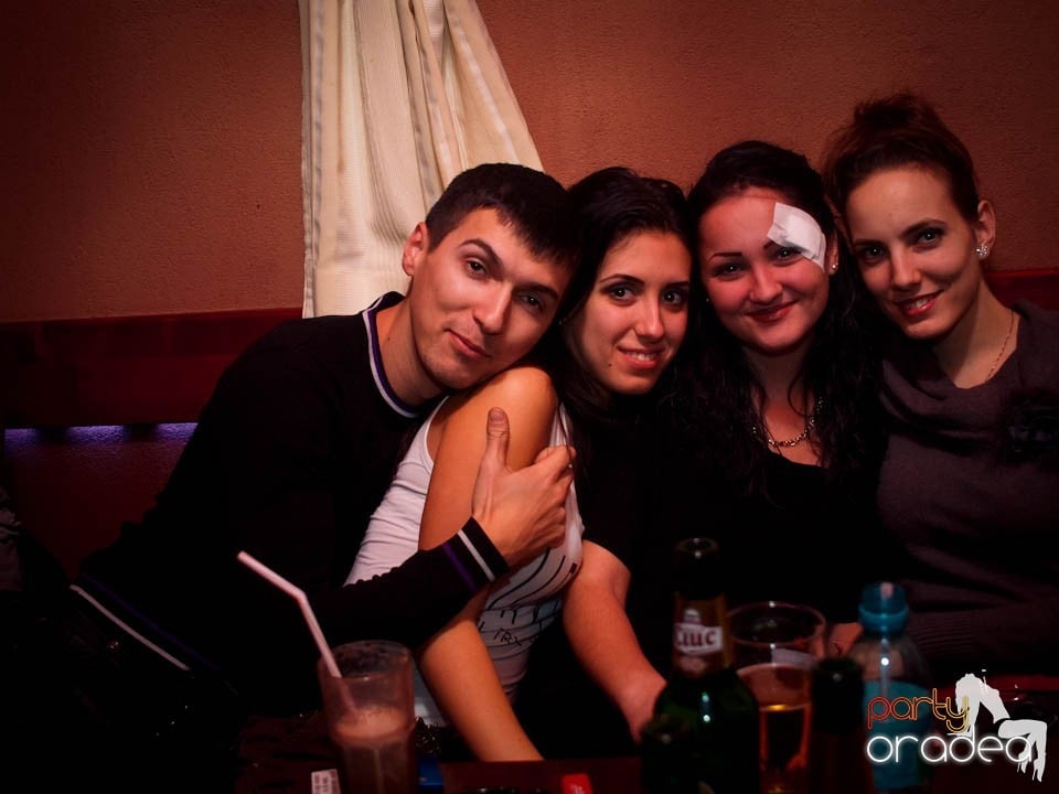 Party în Chanson Café,