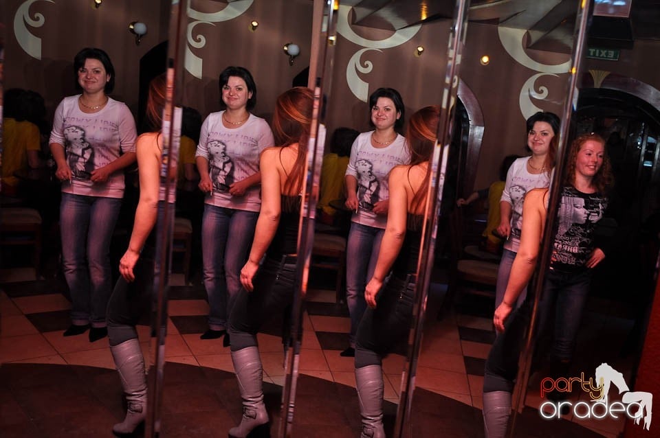 Party în Chanson Café,