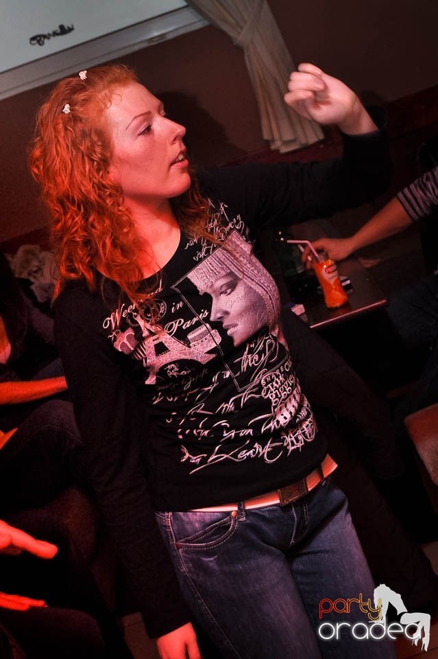 Party în Chanson Café,
