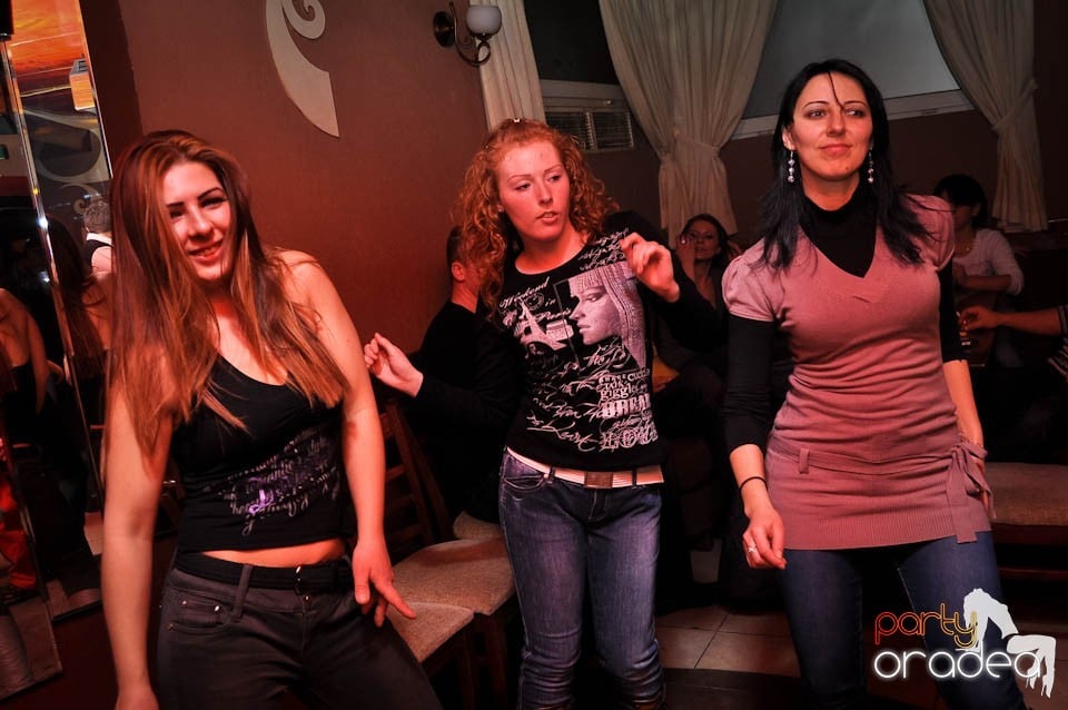 Party în Chanson Café,