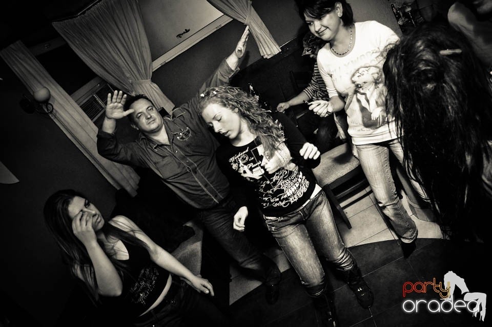 Party în Chanson Café,