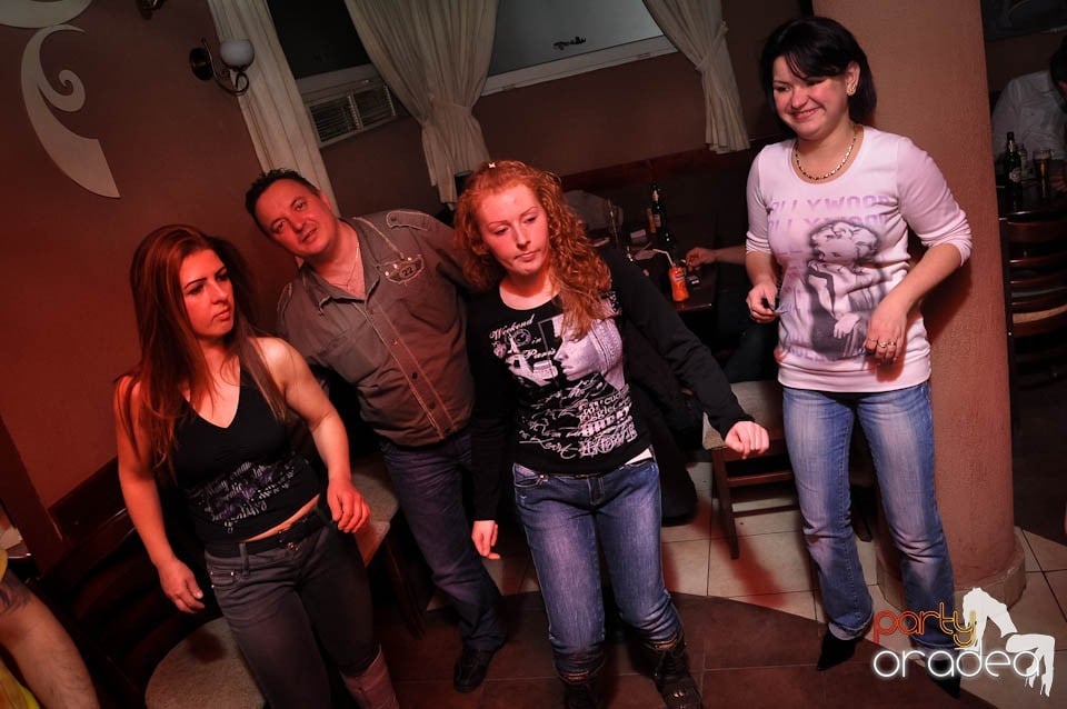 Party în Chanson Café,