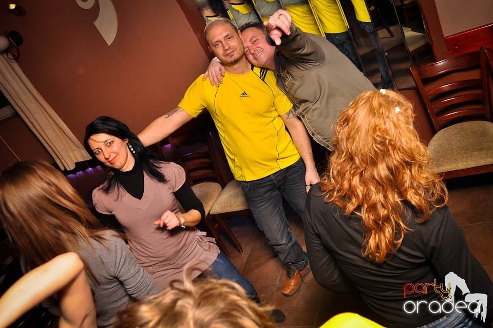 Party în Chanson Café,