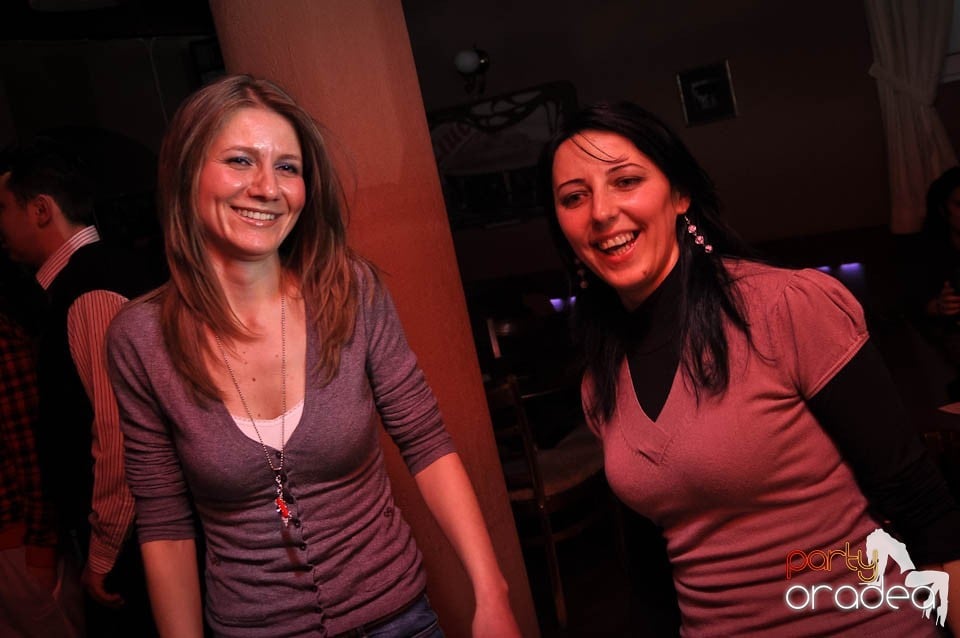 Party în Chanson Café,