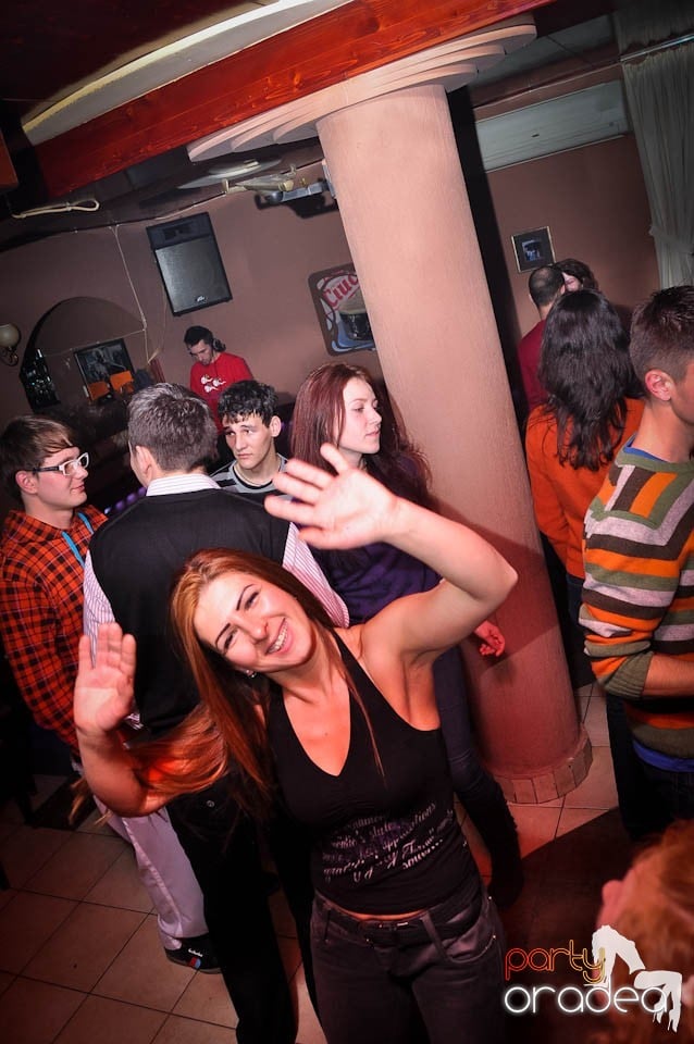 Party în Chanson Café,