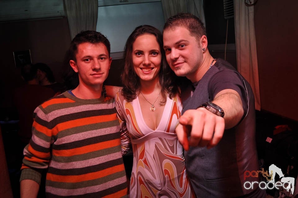 Party în Chanson Café,