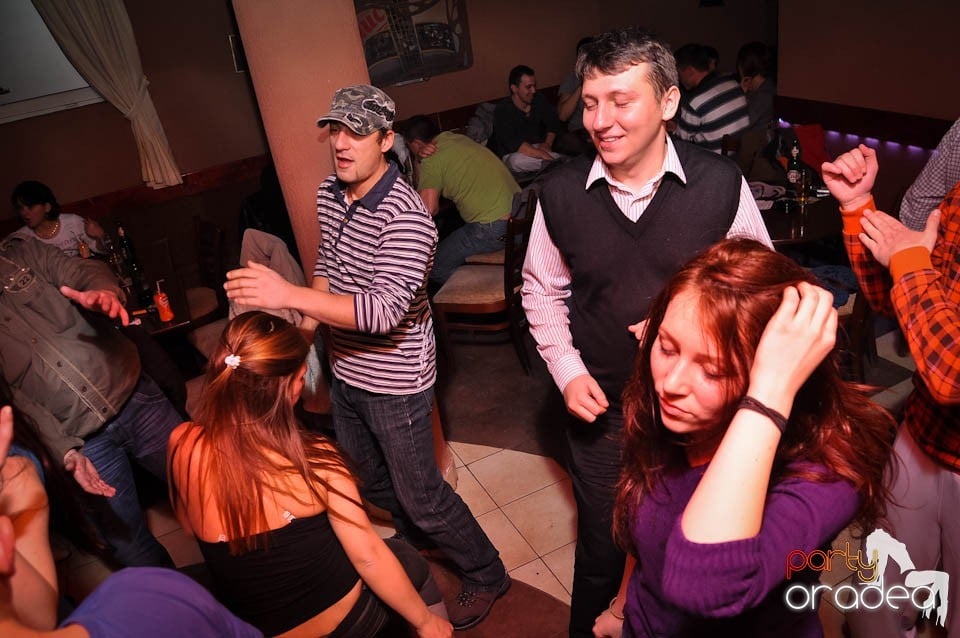 Party în Chanson Café,