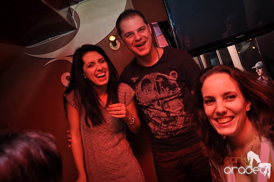 Party în Chanson Café,