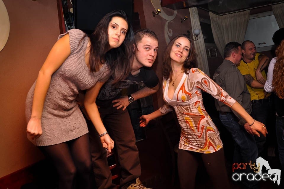 Party în Chanson Café,