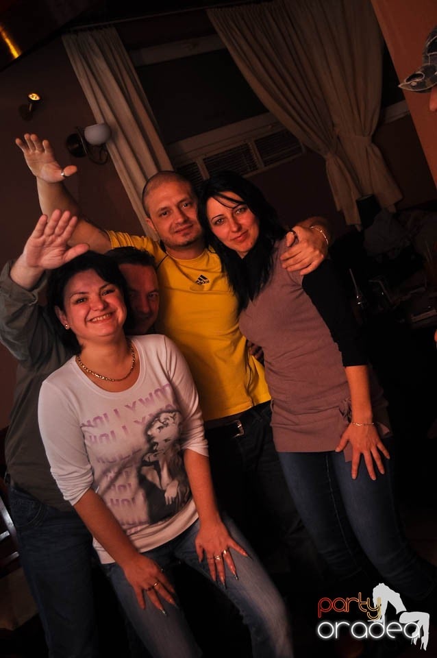 Party în Chanson Café,