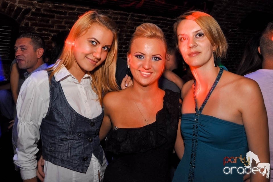 Party în Club Escape, sâmbătă noaptea,