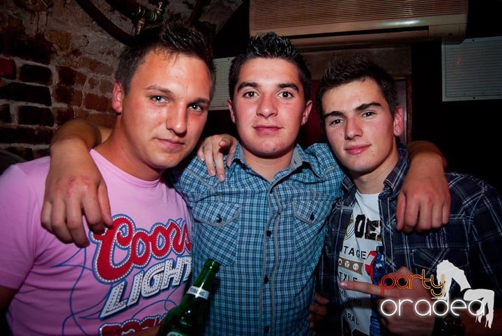 Party în Escape sâmbătă seara, 