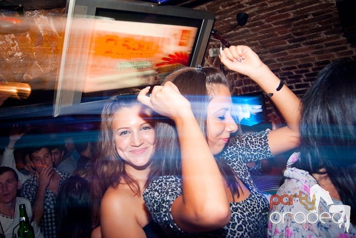 Party în Escape sâmbătă seara, 