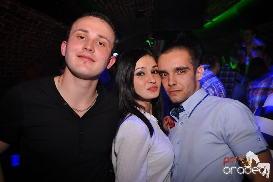 Party incendiar în Club Escape,