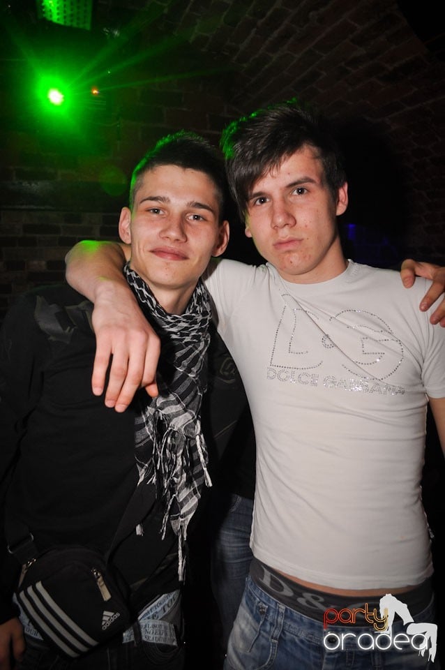 Party incendiar în Club Escape,