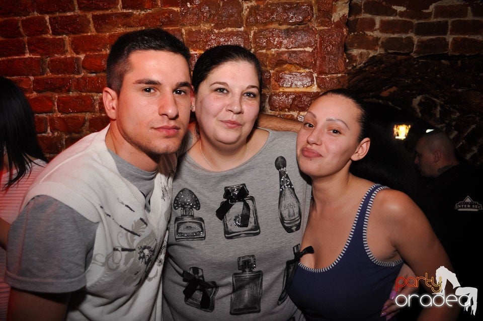Party incendiar în Club Escape,