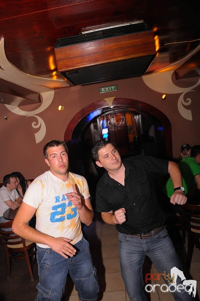 Party weekend în Chanson Café, 