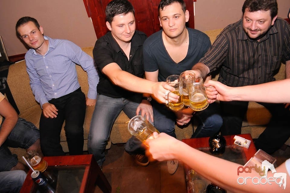 Party weekend în Chanson Café, 
