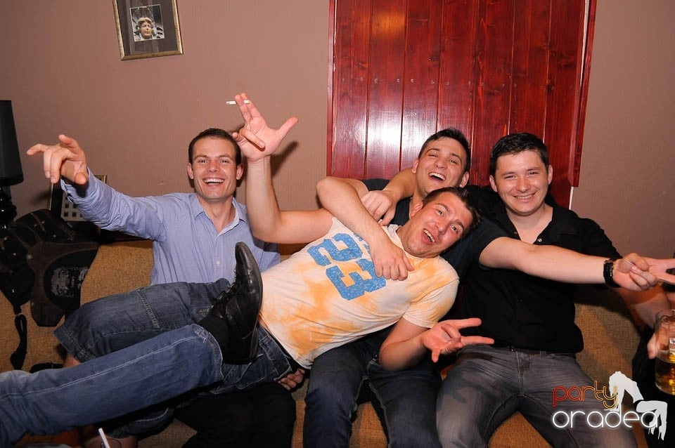 Party weekend în Chanson Café, 