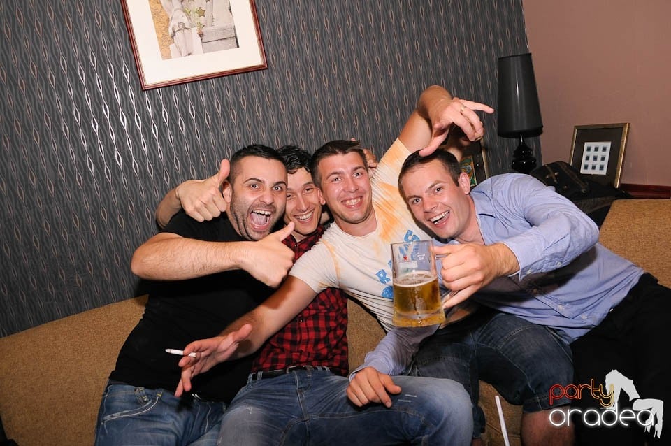Party weekend în Chanson Café, 