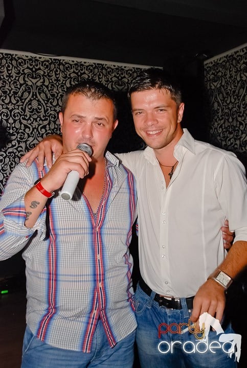Petrecere cu muzică live în Club Life,