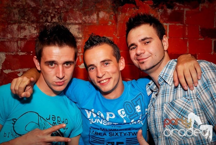 Petrecere cu ring de dans plin la Escape, 