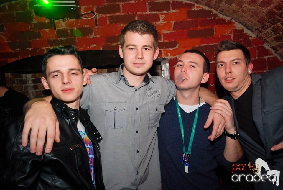 Petrecere în Club Escape,
