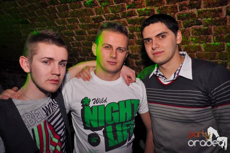 Petrecere în Club Escape,