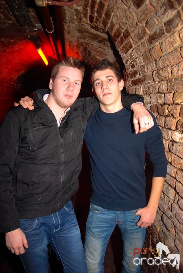 Petrecere în Club Escape,