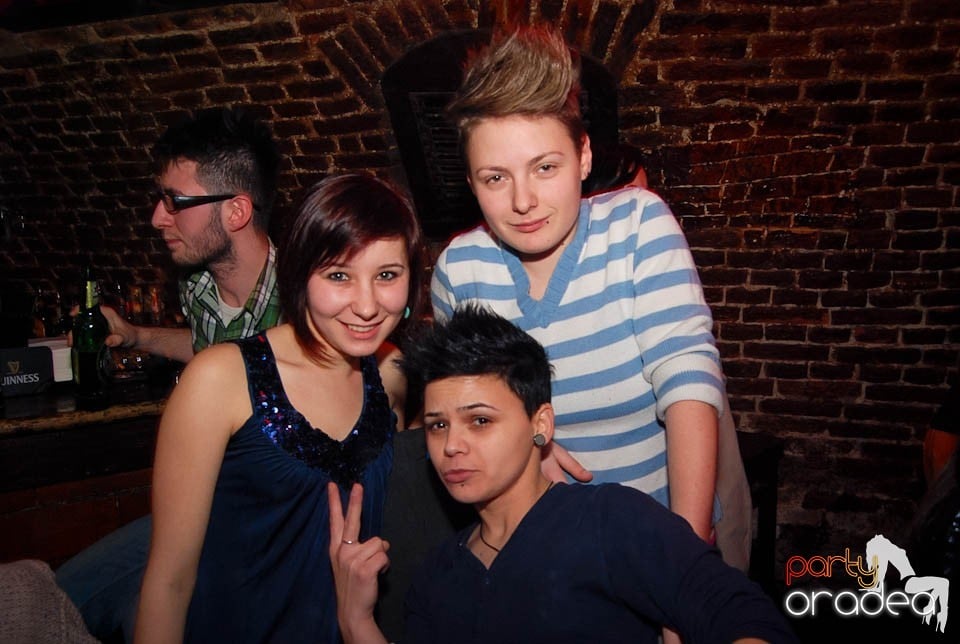Petrecere în Club Escape,