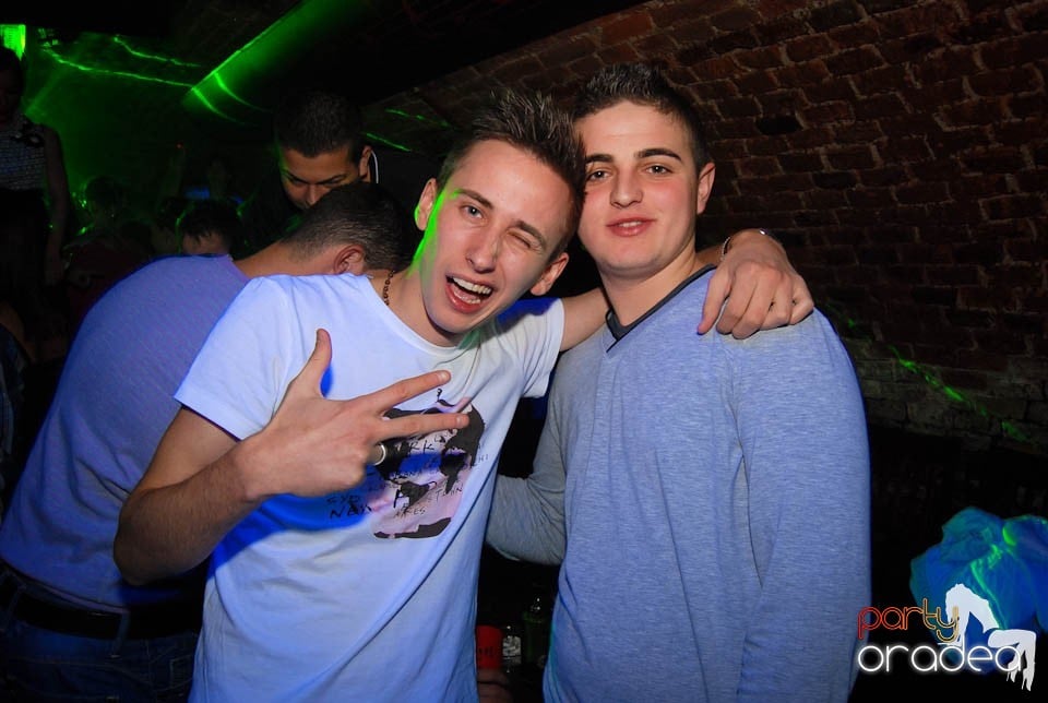 Petrecere în Club Escape,