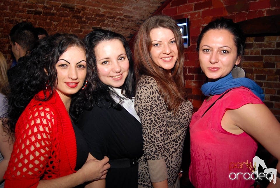 Petrecere în Club Escape,