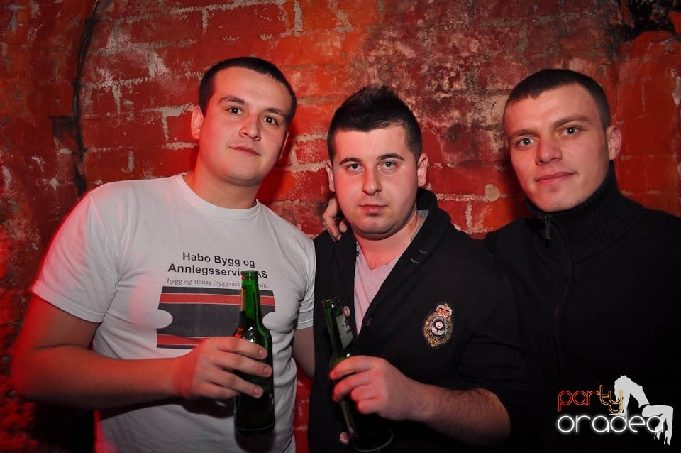 Petrecere în Club Escape,