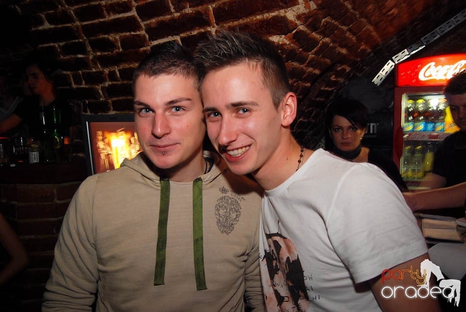 Petrecere în Club Escape,