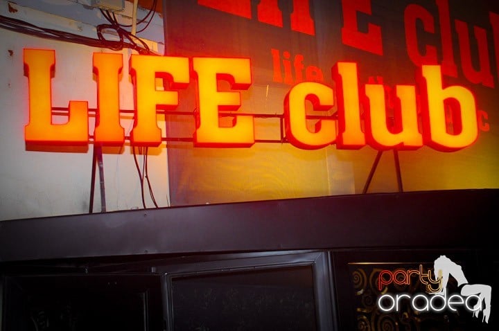 Petrecere în Club Life, 