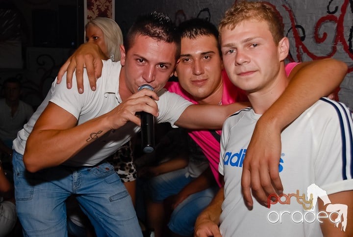 Petrecere la maxim în Club Luna, 