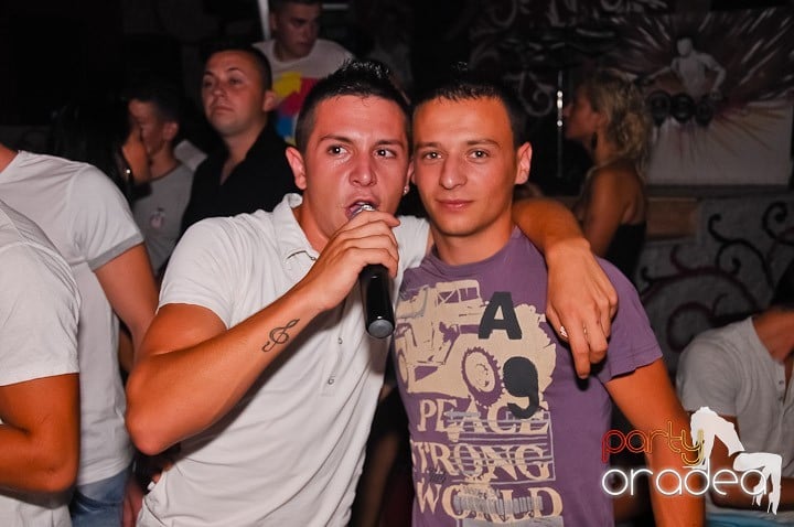 Petrecere la maxim în Club Luna, 